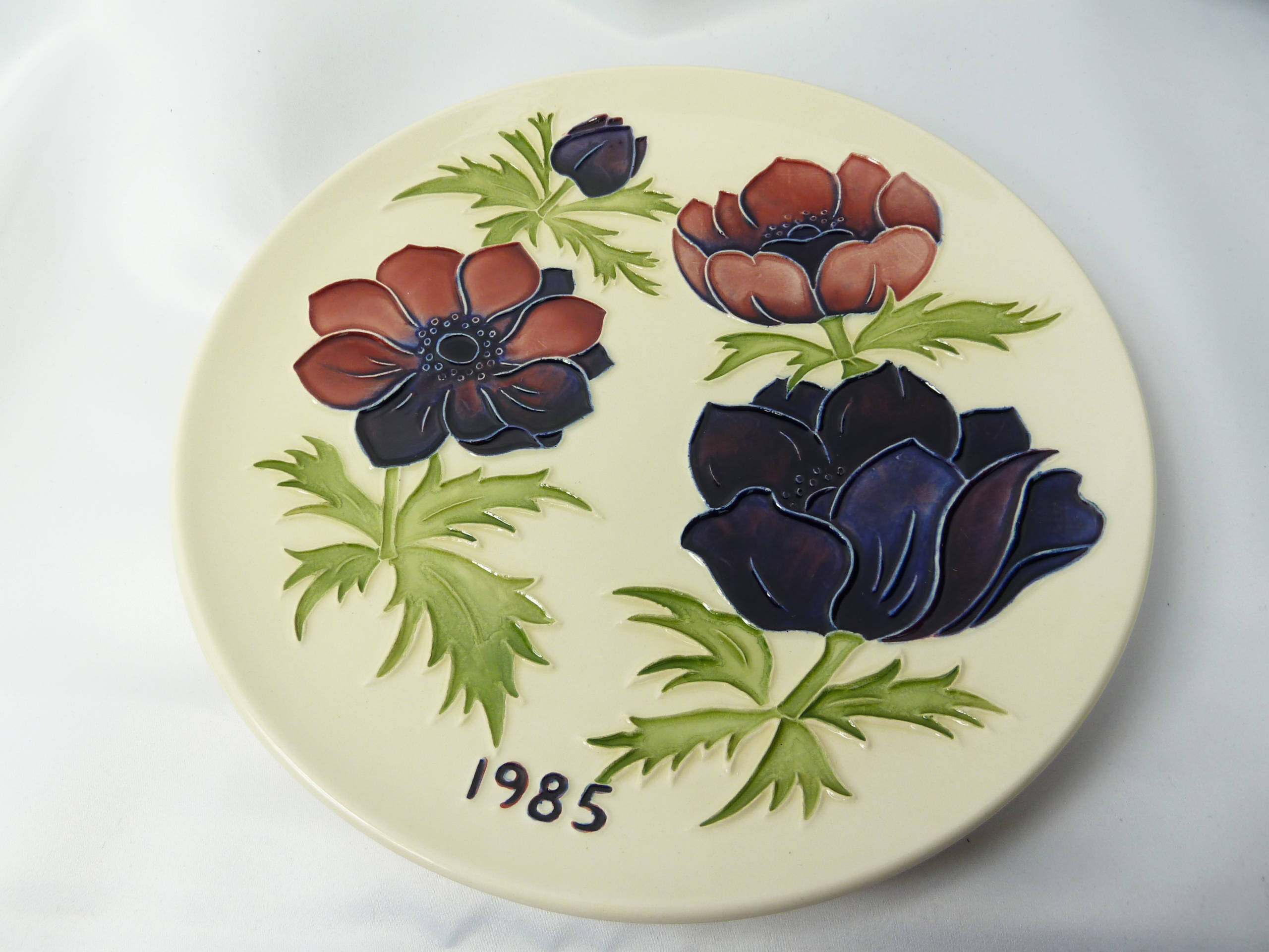 01 1985 Anemone Cream Year Plate